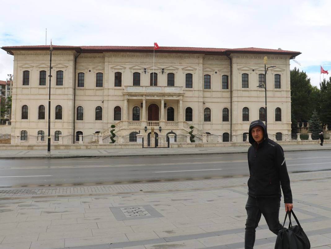 Dünyada sıcaklık rekoru kırılırken Türkiye'deki o kentte hava 13 dereceye düştü! Temmuzda kışlık kıyafetlerle dolaştılar 6